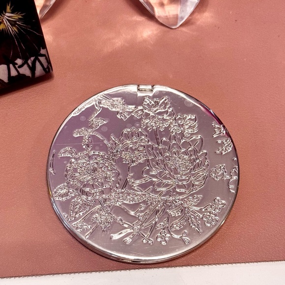 Silver Gucci Flora Compact Makeup Mirror - Picture 3 of 4